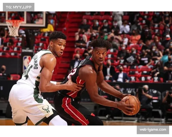 热火首节失误频繁犯规不断 雄鹿稳扎稳打领先优势明显